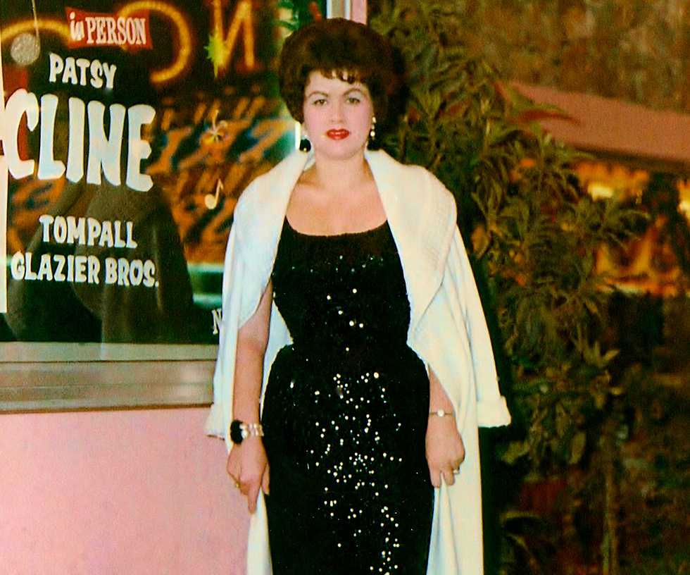 Patsy_Cline_at_the_Mint_Casino_in_Las_Vegas,_Nevada._Circa_1962.jpg