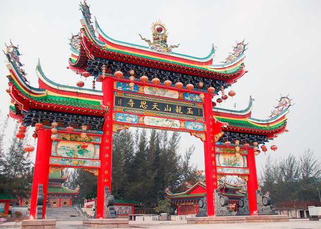 Chinese_gate_in_Jade_Dragon_Temple.jpg