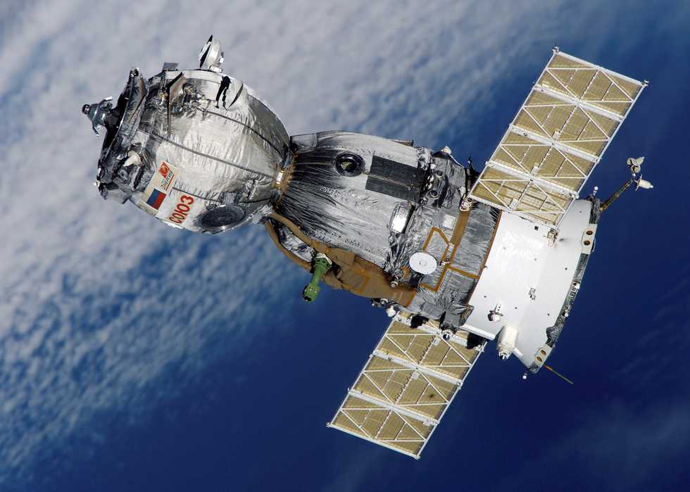 Spaceship-Satellite-Space-Station-Soyuz-Aviation-67718.jpg