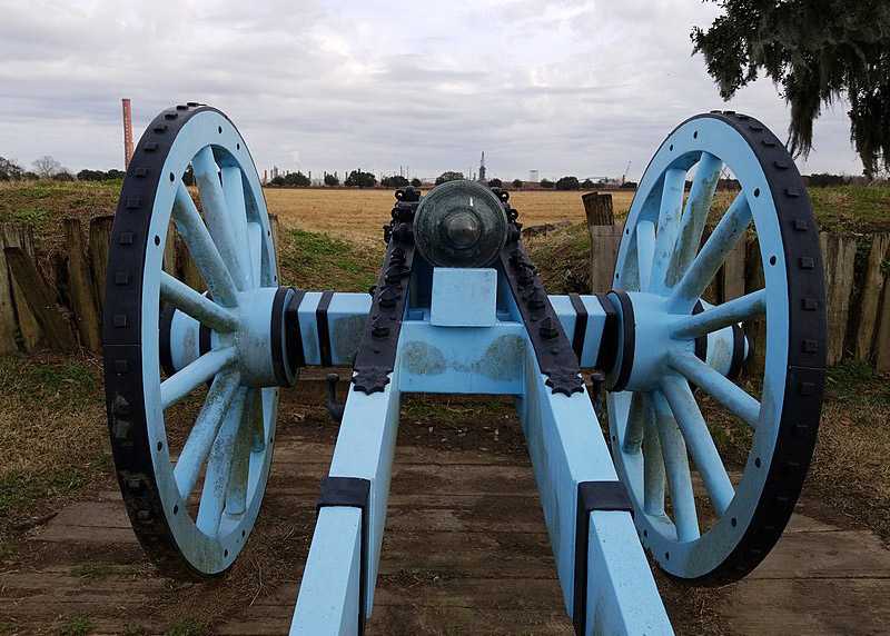 800px-Chalmette_Battlefield,_looking_through_the_cannon,_January_2018.jpg