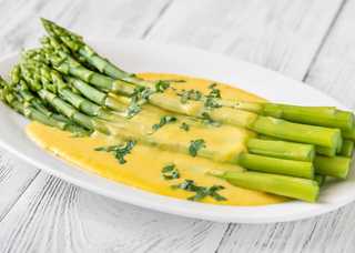 cooked-asparagus-with-hollandaise-sauce-S597XN4.jpg