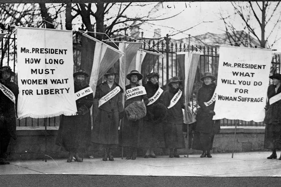 Suffragists picketing the White House, Feb. 1917
